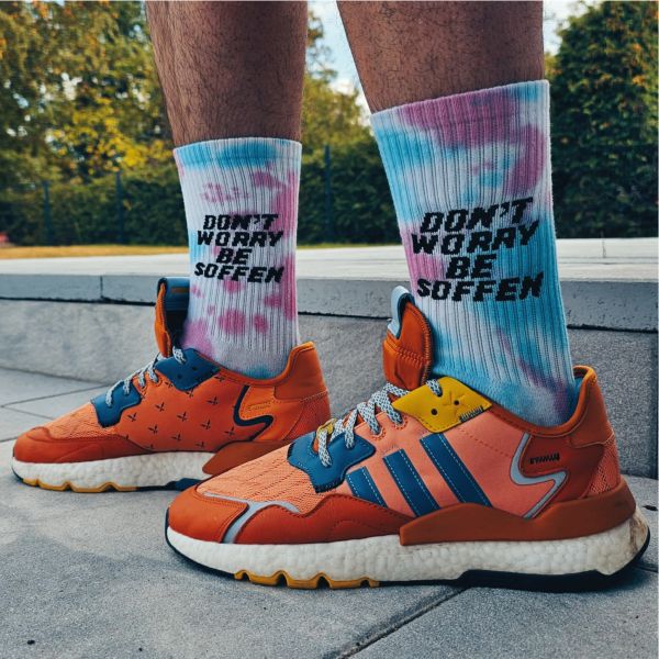 DON`T WORRY BE SOFFEN Batik-Socken Blau-Weiß